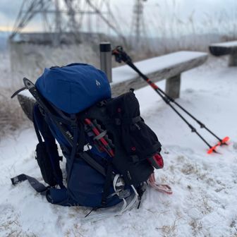 使わないが、ピッケル⛏️、スノーシュー、アイゼン持参。ポールは最近仕入れたレキ