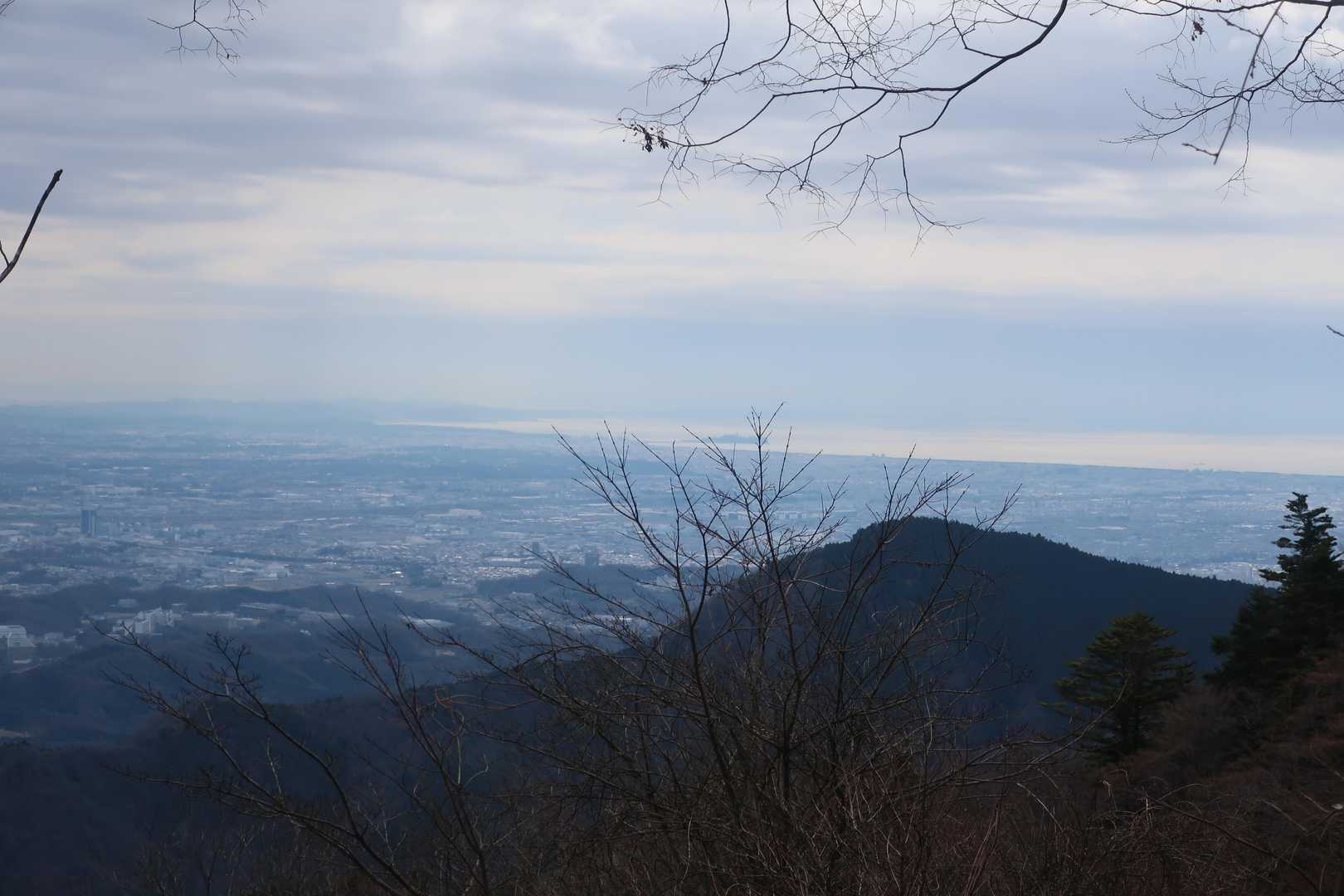 湘南方面。♪江ノ島～が見え～てきた～
手前は先月登った鐘ヶ嶽ですかね。