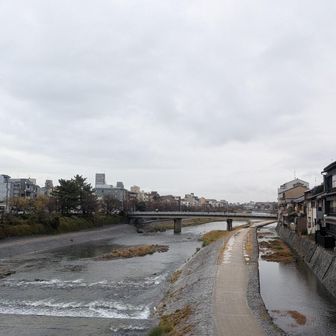 街を歩いていると
京都インバウンド軍団の
皆様の声を聞いた
田舎ものの一家は

弁当を物色しながら

なんでもリアクションは
「Wow」
とここだけ西洋化している