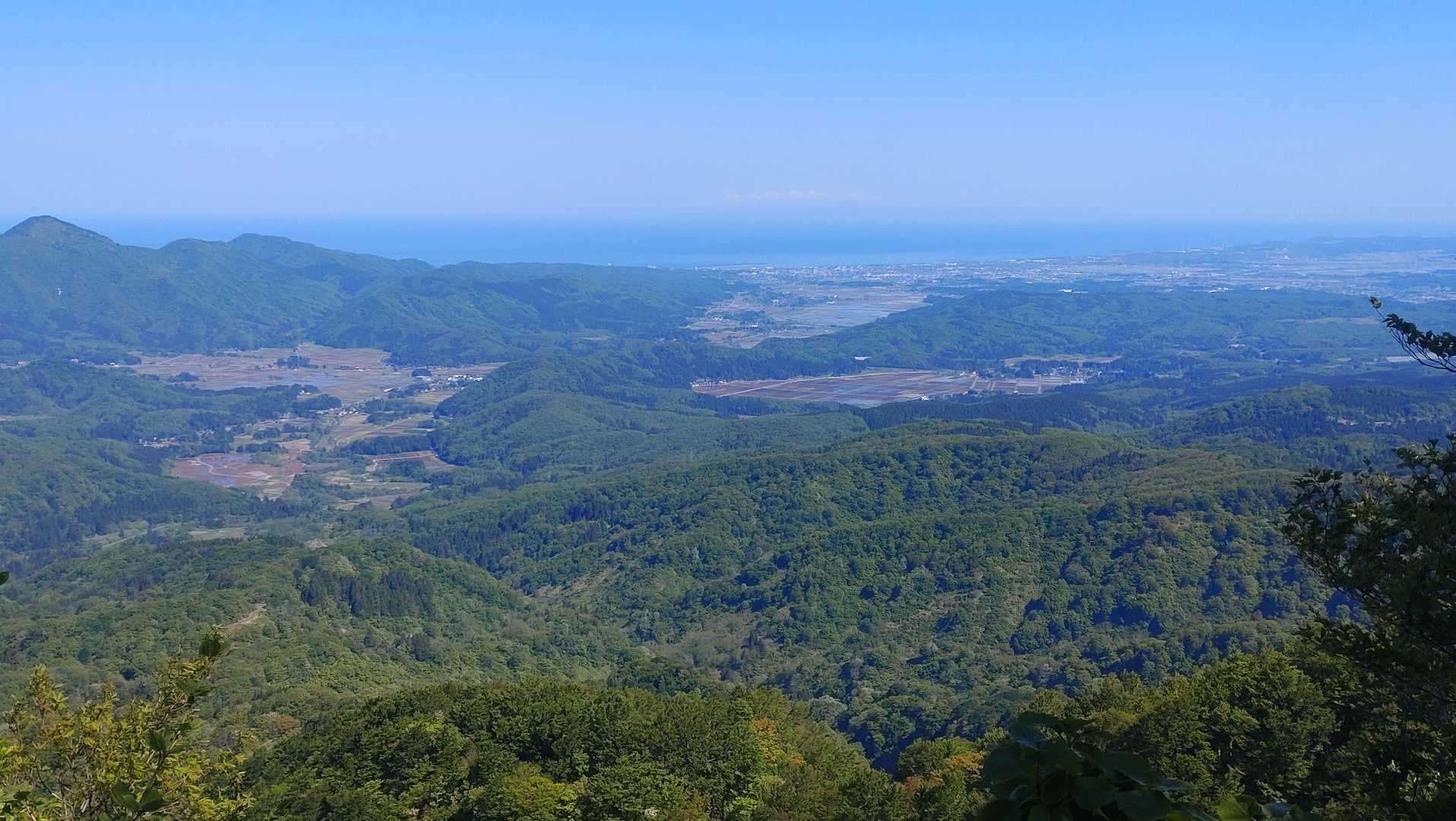 米山の裾野から上越の海の展望が広がる👀場所で。