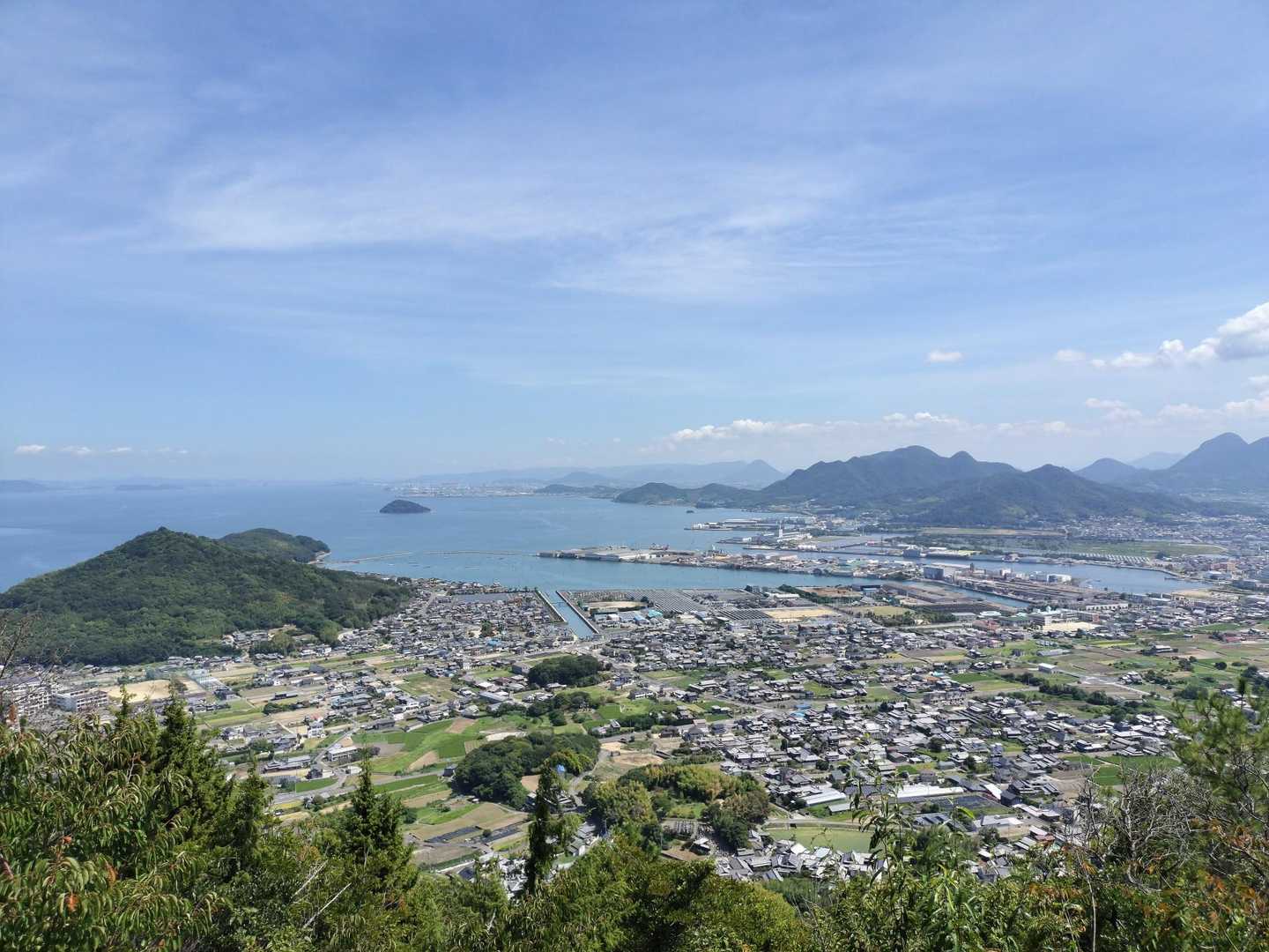 瀬戸内海は穏やか。
港の様々な音が聞こえて落ち着くわ。

さて下山。