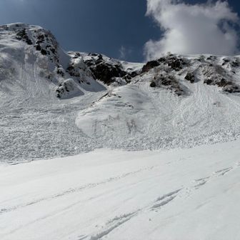 ココまで完全に雪が腐ったら雪崩れたくても雪崩られんやろなぁ〜