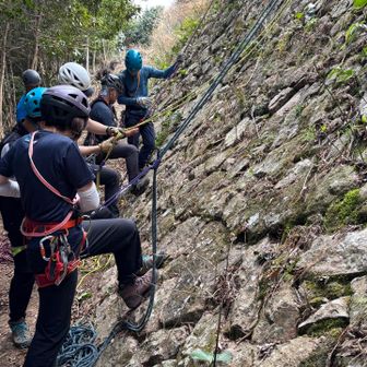 降りたら今度はロープの登り返し
これが難しかった

ロープを登り返すのは
下降中にロープの長さが足りないことが
分かったときとかだそうです

まずセットが大変
荷重がかかると停止する結びを
手側と足側につけて
交互に引き上げながら登ります

特に足側には踏み込むための
ループを設置するのが大変

これが宙吊り状態とかだったら
セットできる気がしない

セットが終わっても登るのが超きつかった
登るコツは掴んでないけど代わりに
なんかコツがありそうな感じを掴みました

登り返しはこの後の
クライミングよりきつかったです

普通のクライミングと違って
ちょびちょびとしか上がりません