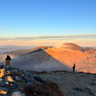 高千穂峰の山影がうつっている。