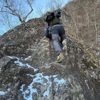 靴底にも雪が張り付いて、岩が滑ります🥶