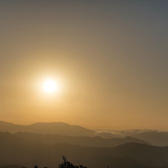 上の段の駐車場から。