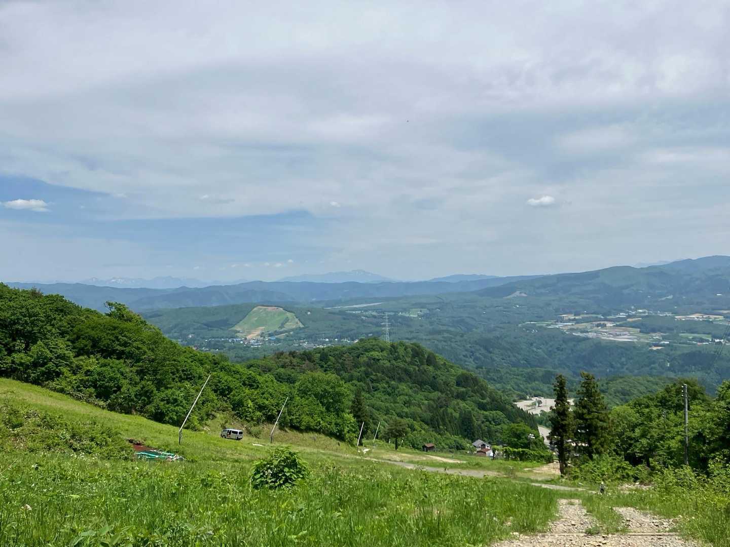 ひるがの高原スキー場⛷️がみえます
奥には、乗鞍と穂高連峰