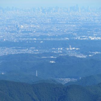 大持山分岐からの眺め。
飯能の駿大校舎と加治丘陵がクッキリ。
奥に都心のビル群。