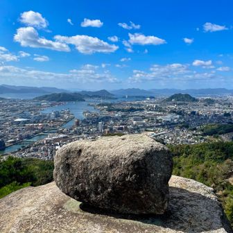 地獄岩に到着🪨　岩の上に立ってみましたがけっこう怖かったです😨(笑)