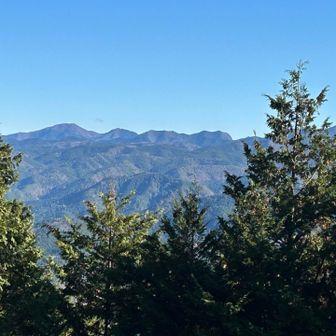 左から倶留尊山、二本ボソ、右のキレ落ちた山は鎧岳。