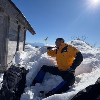 山頂から少し下の祠のところで
御嶽山見ながら休憩タイム❄️

ミルクを歌って踊る人〜✨✨