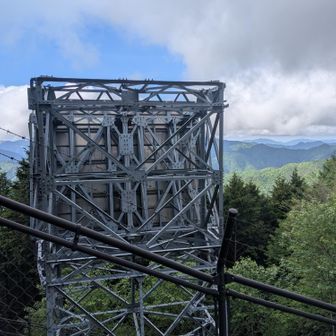 頂上直下に、反射板。対向先を特定できなかった。南。明神山（右左最奥）宇連山（右最奥）