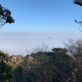 雲海から三上山と菩提寺山?のてっぺん