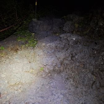 暗い岩場の登山道は、足元のバランスが取りにくい。
空気が薄いせいか、登りはいつもより息が上がってしまう。
足元に注意しながら、ゆっくり進む。