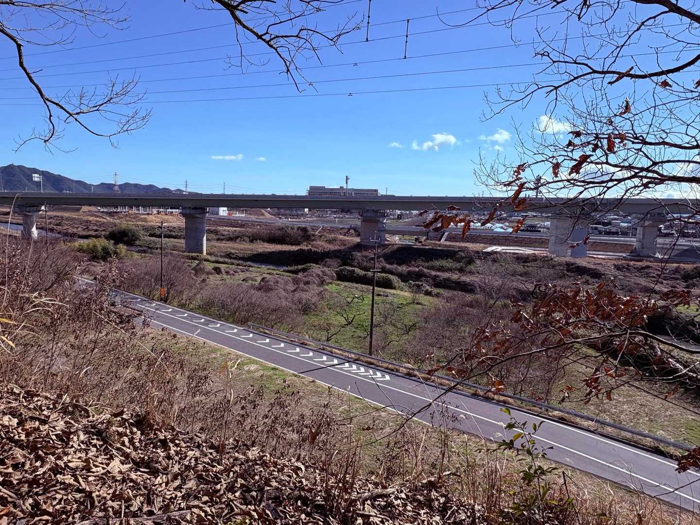 道路が見えてきた！
新しい高速も🛣️