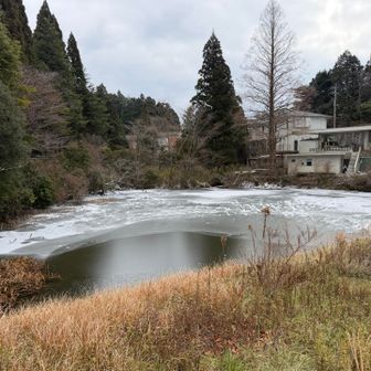 記念碑台前の池も凍結
