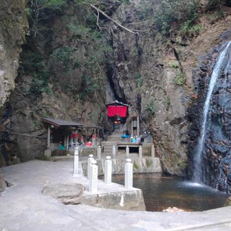 右手は最明寺の滝