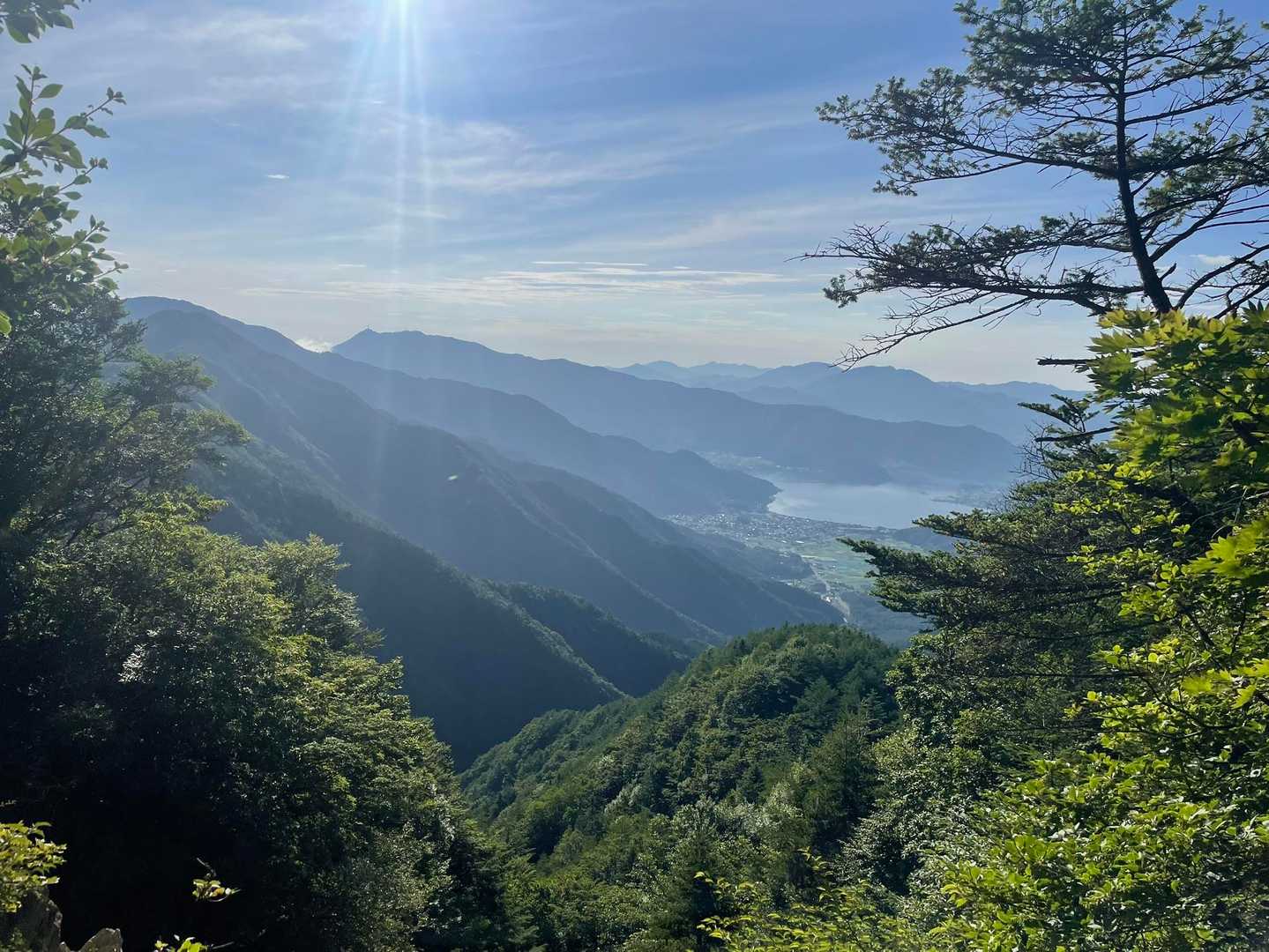 お天気どんどん良くなります。三ツ峠が見える〜。