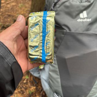 クヌギ峠から小一時間で『歩絵夢』に着きますが、空腹に我慢できず200kcal補給😅