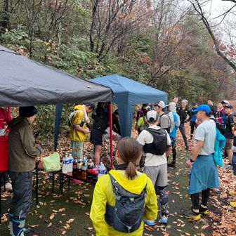 エイド、暑くてカッパ上下を脱ぐ