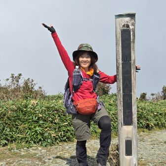 笹ヶ峰山頂に到着
福山から来られてた若い男性一人しかいなく申し訳ないけど撮って貰う
勿論私は若い男性ソロの記念写真を撮ってあげましたよ🤗
