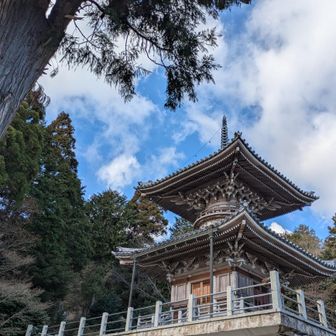 こちらの塔の脇が登山口
