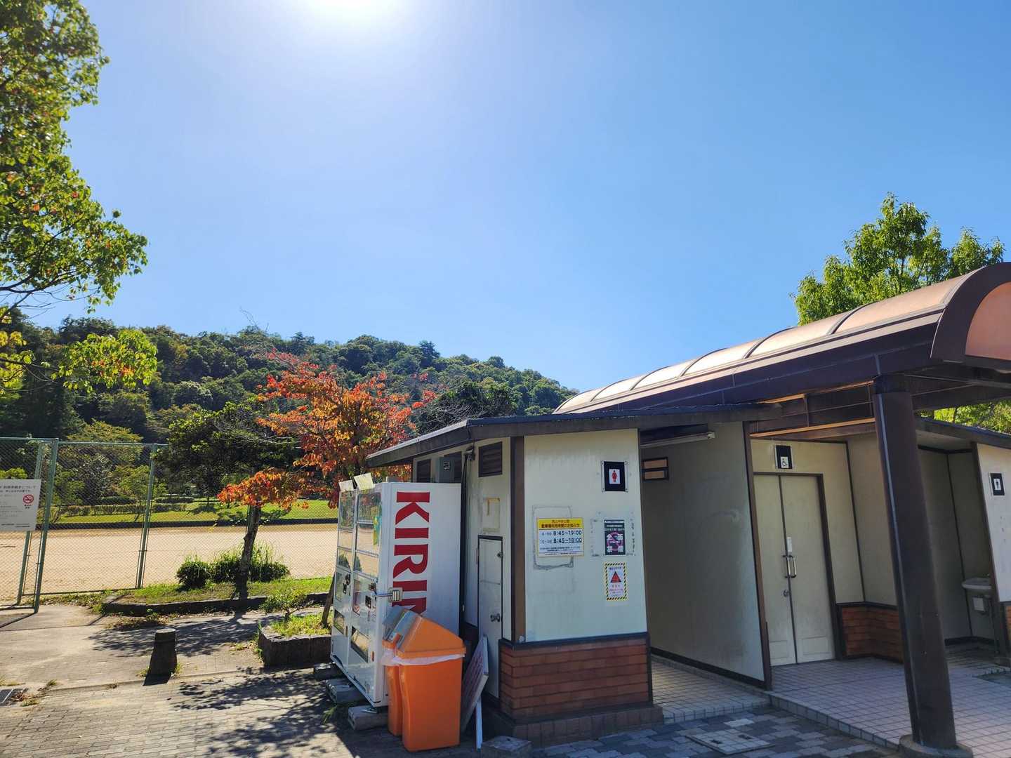 公園トイレ横から牟礼山を望む
