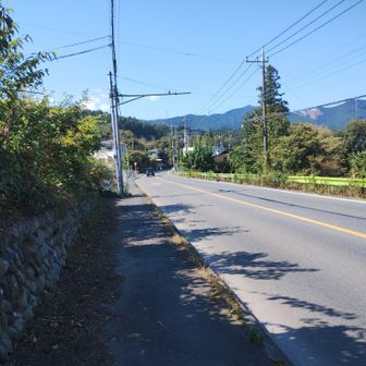 道路沿いを、宮ノ平駅方面へと進む。