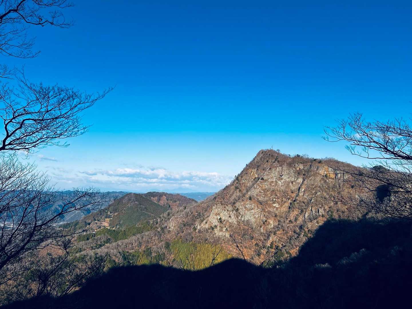 男体山頂上をあとにして、男体山正面にワープ！
な、訳はなく…

さすが、ワーゲンさん仕様のコース！
痩せ尾根のつづく、滑落したら大怪我じゃ済まないスリリングなコースでした…