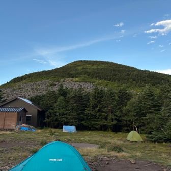 中高年の聖域なのはわかるがテン場でタバコはやめてほしい