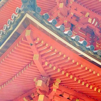 隅鬼👹（天邪鬼）　三重塔の四隅の垂木を支える木彫