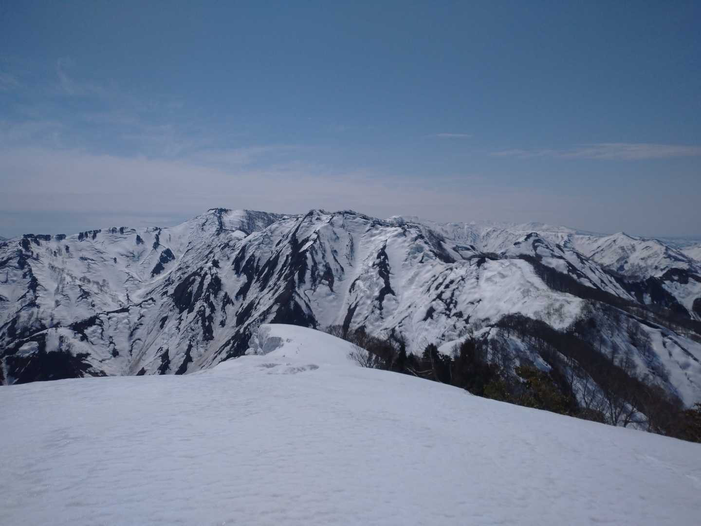 銀太郎までは見た感じ雪がしっかり付いてますね。その奥に五剣谷、青里岳、矢筈岳と続きます。
多分、今日は1年に1度あるかぐらいの好条件でした。でも明日の仕事が早いんだなぁ😅帰ります👍