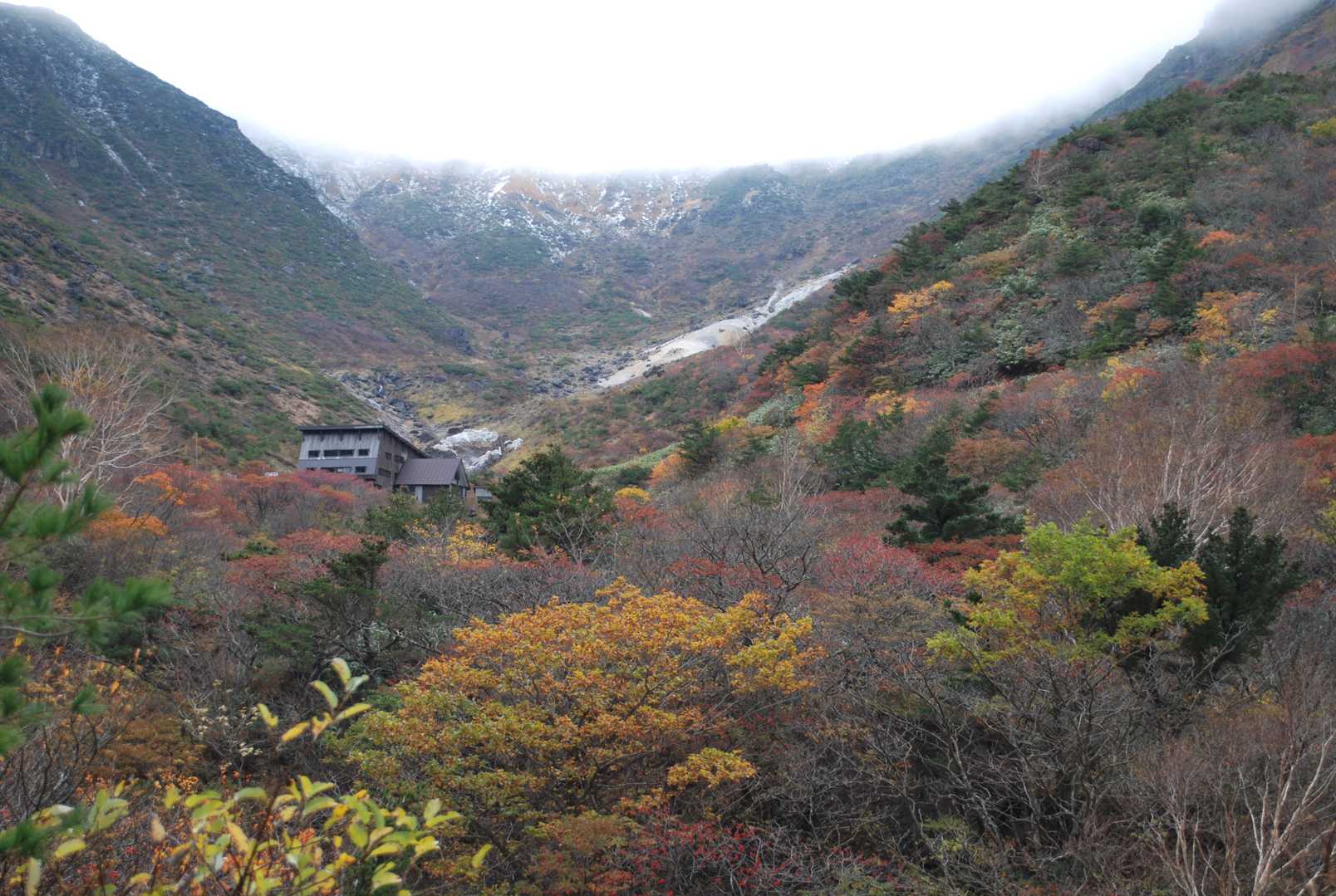 奥岳登山口からの小屋まわりの紅葉