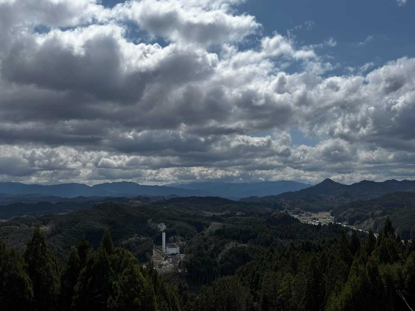 宇陀城山山頂(471m)に到着
低山ながら山頂からは360度の眺望✨
こちらは大峰山方面です
雲がかかっていますが、
大普賢岳、山上ヶ岳、八経ヶ岳は
雪で白くなっているのが見えました❄️
