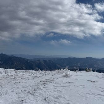 強風で雪はガビガビ