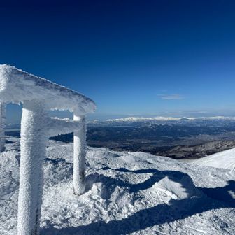 山頂神社と朝日連峰