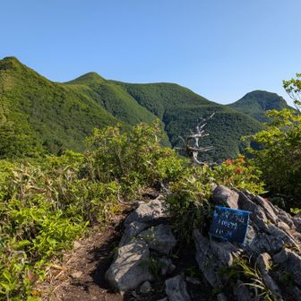 左方向からトンガリ山　山形神室岳　分岐の尾根　下がって奥が仙台神室岳