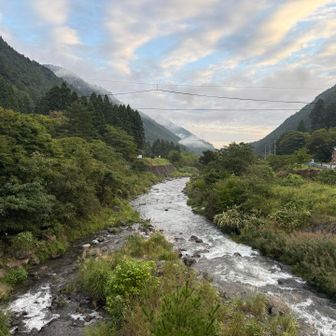 出発地点
安曇川に至る葛川、秋空を眺め☁️
18℃の中を歩く🎐