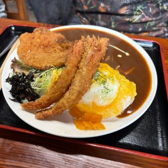 男気カレー　　トンカツとエビフライ
トッピング二種選べます😋