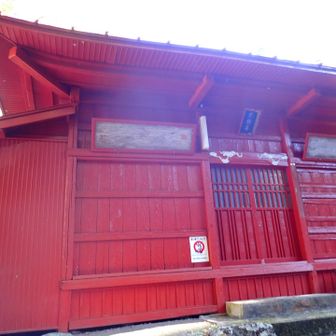 不動尊。真っ赤に塗られて目を引きます。