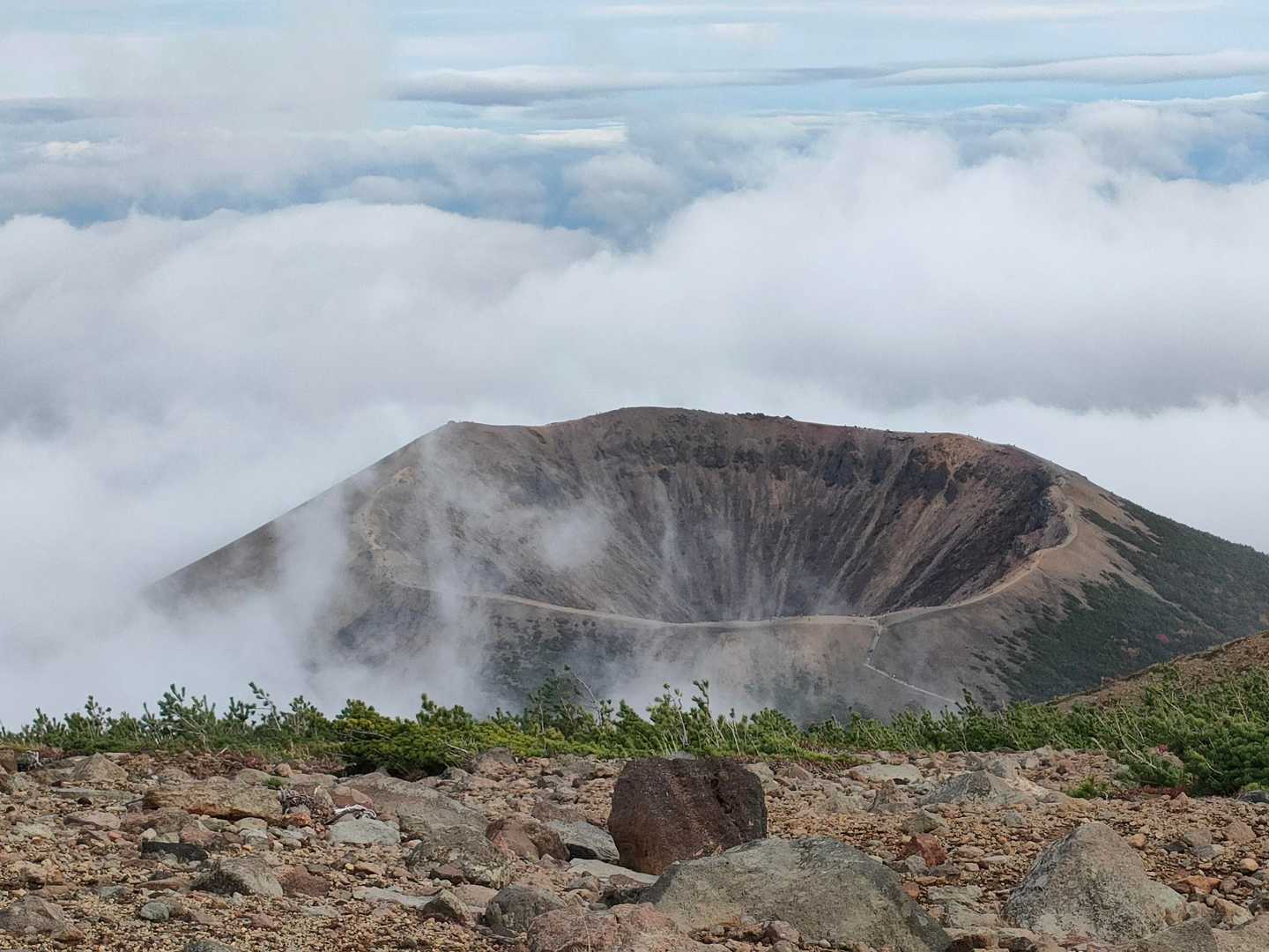 　すーーッと霧が流れ

　吾妻小富士山が現れました✨✨