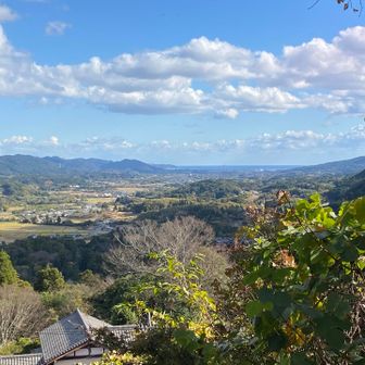 大山不動尊本堂前から長狭の町を望む