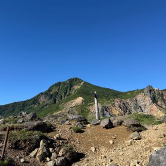 本日の目的地、磐梯山頂がようやく御目見え。