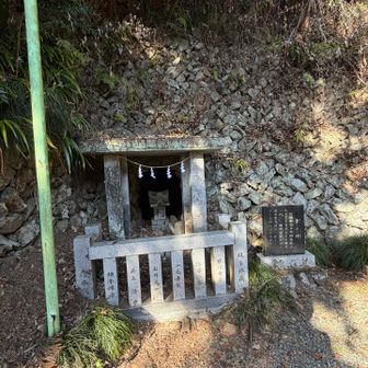 與瀬神社の裏には洞窟がありました