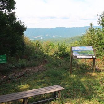 展望台が竜王山のピーク
下の街が島ケ原