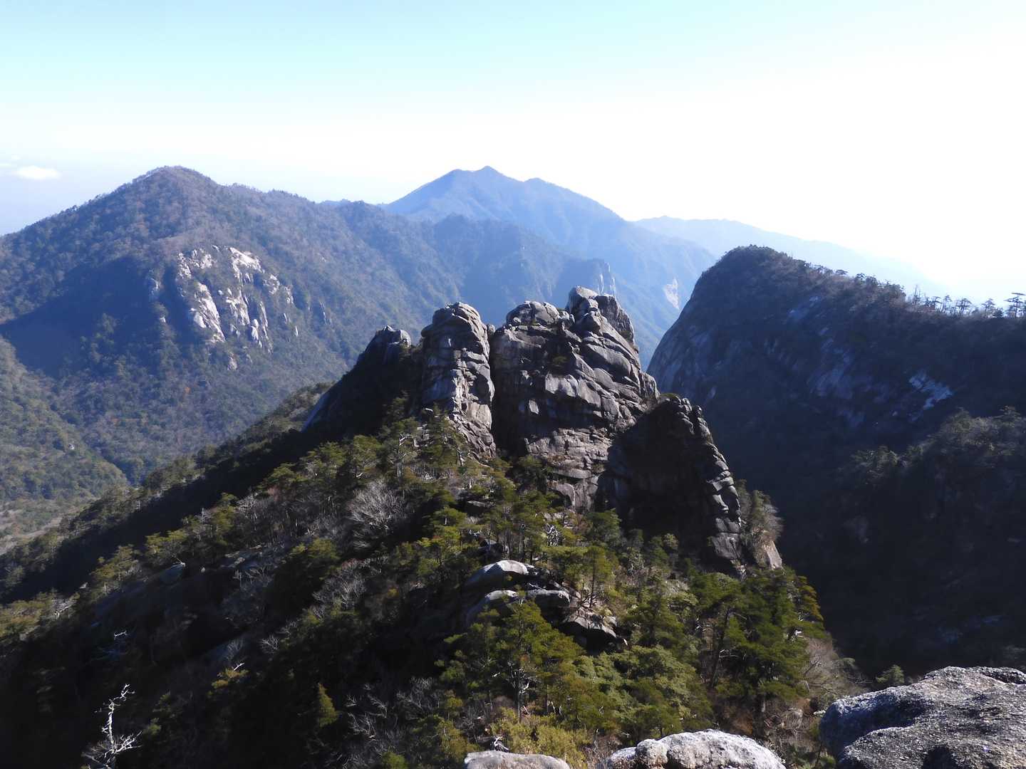 上ワク塚より中ワク塚・小積ダキ方面。
奥には木山内岳・桑原山。
まさに絶景です。
少し怖い思いもしましたが登ってきた甲斐が有りました。