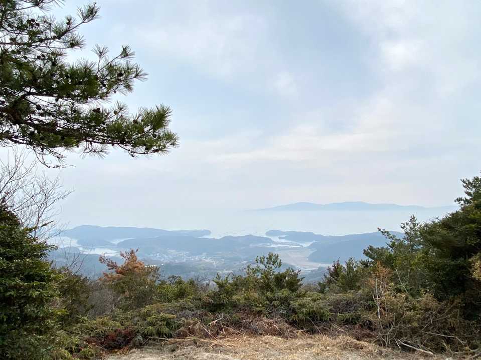 ナイスビュー✨
左手に長島、右奥に小豆島が見えます👀
霞んでなければもっと良いハズ‼️
少し早いがココでランチしちゃおう🍴