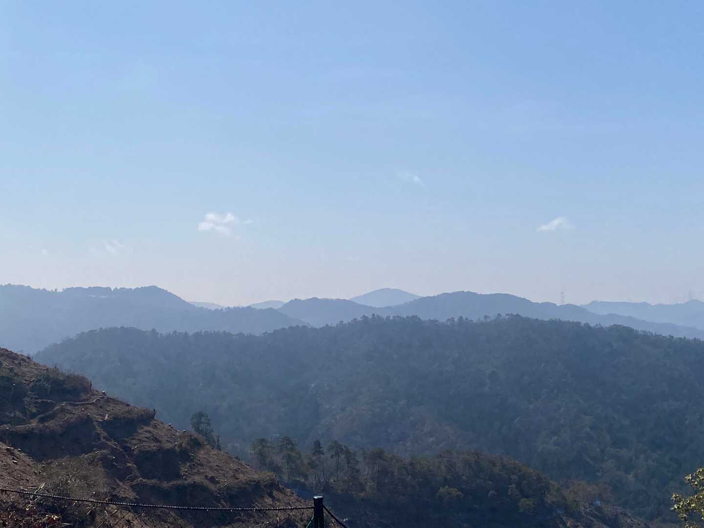 南方向の風景
一番左は霊仙ヶ岳
真ん中の山は鴻応山？？？