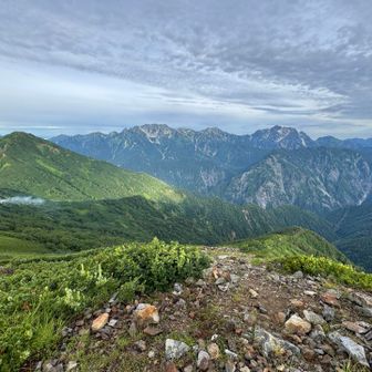 新越岳山頂から　剣　立山