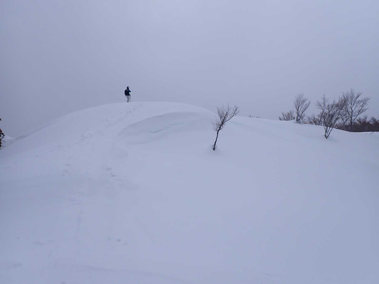 ナナコバ山山頂
風が強いので１分で退散